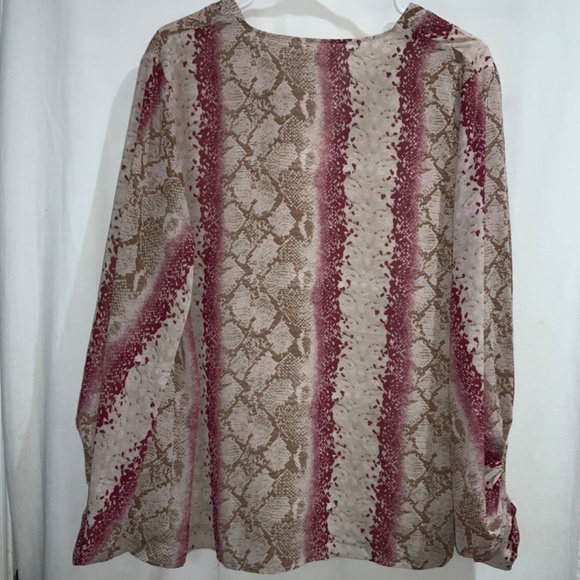 Entro reptile print blouse Sz L V neck balloon sleeve new with tags - Picture 5 of 6